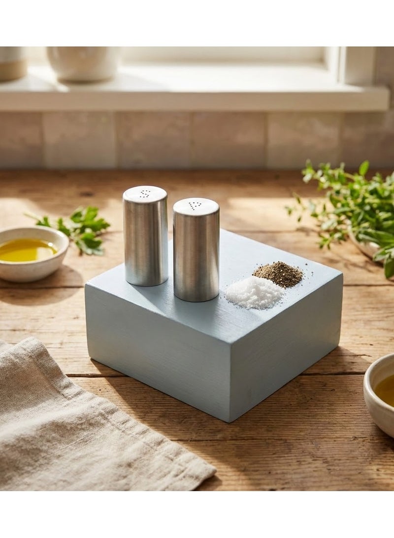 Salt and pepper shaker set